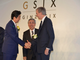 Bernard Arnault et Shinzo Abe à l’inauguration du Ginza Six