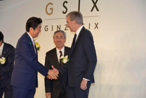 Bernard Arnault et Shinzo Abe à l’inauguration du Ginza Six