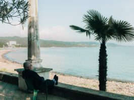 Personne âgée se reposant au bord d'un lac