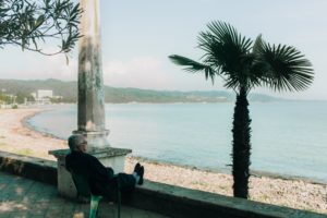 Personne âgée se reposant au bord d'un lac
