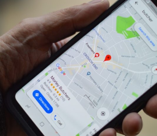Un utilisateur de Google Maps consulte son trajet sur son smartphone