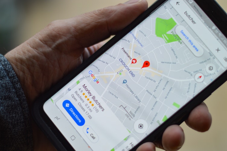 Un utilisateur de Google Maps consulte son trajet sur son smartphone