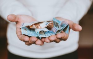 Personne tenant des Euros en main