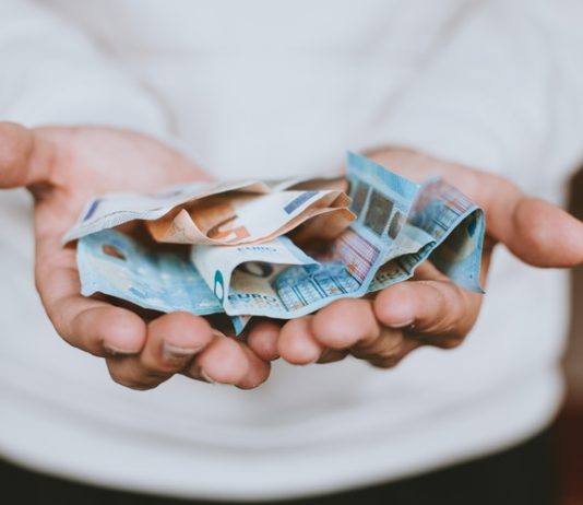 Personne tenant des Euros en main