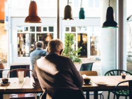 Des retraités assis dan un café