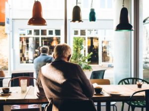 Des retraités assis dan un café