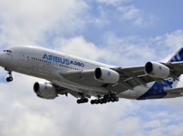 Un Airbus A380 dans le ciel de Paris
