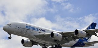 Un Airbus A380 dans le ciel de Paris