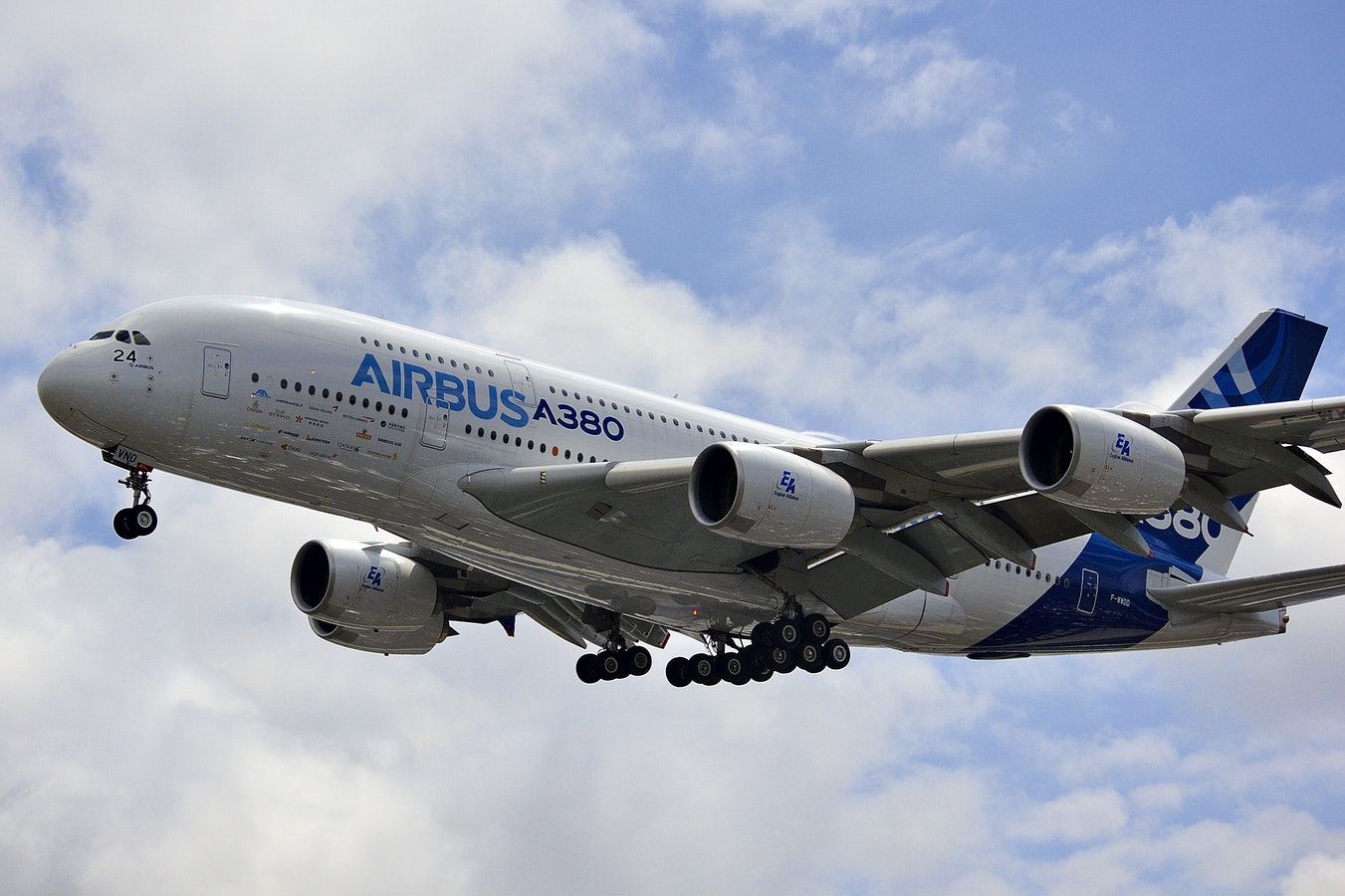Un Airbus A380 dans le ciel de Paris