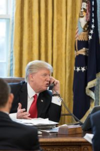 Donald Trump dans le Bureau Ovale en janvier 2017