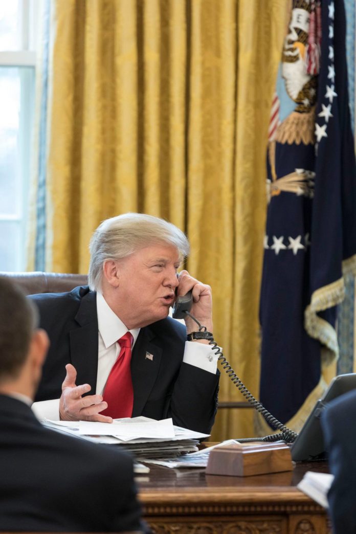 Donald Trump dans le Bureau Ovale en janvier 2017