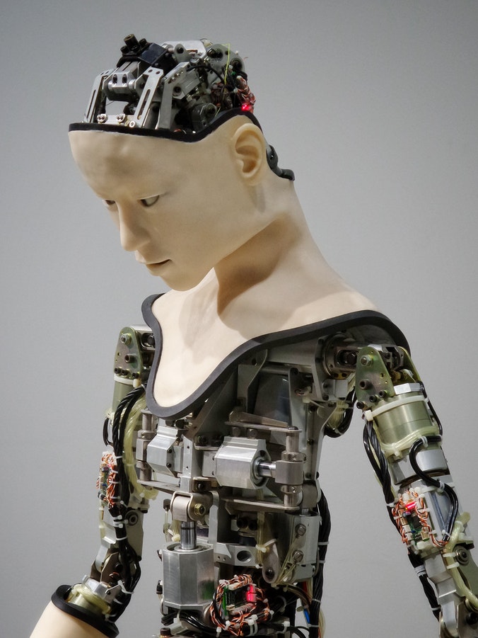 Un robot humanoïde