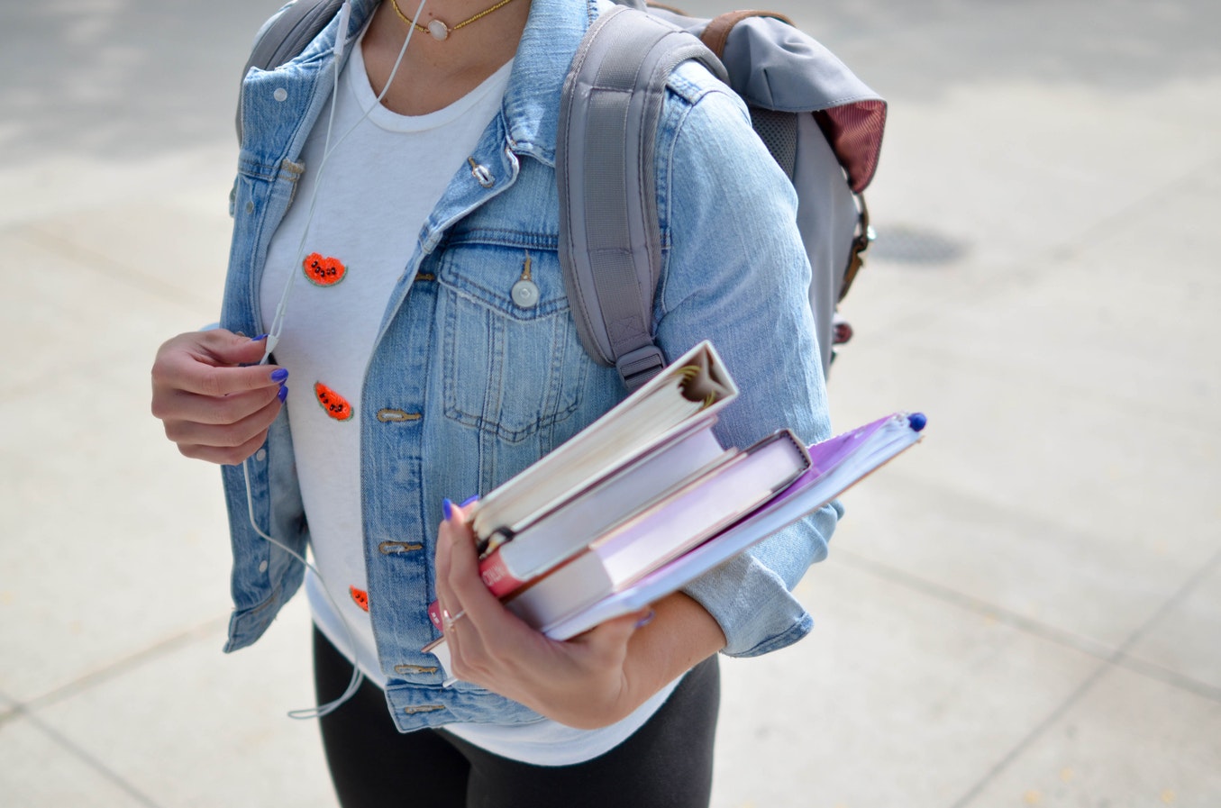 Une jeune étudiante tenant des livres sous le bras