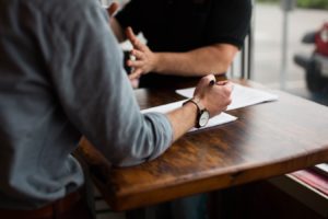 Des travailleurs discutant autour d'une table