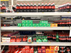 Des étales de boissons dans un supermarché