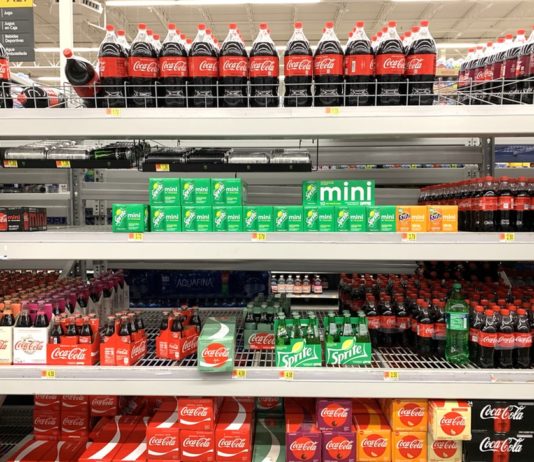 Des étales de boissons dans un supermarché