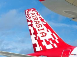 L'aile d'un avion d'AirAsia en vol