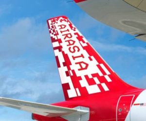 L'aile d'un avion d'AirAsia en vol