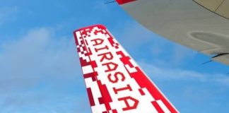 L'aile d'un avion d'AirAsia en vol