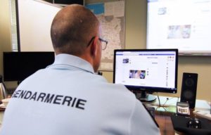 Un gendarme devant son ordinateur