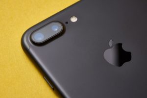 Un iphone 7 plus vu de dos