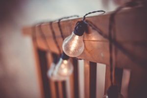 Des ampoules en rangée dans une maison