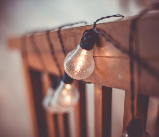 Des ampoules en rangée dans une maison