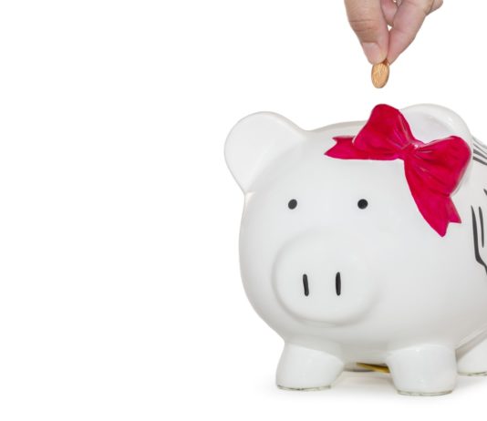 Une personne épargnant une pièce d'argent