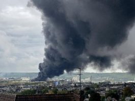 Une colonne de fumée s'élévant au dessus de l'usine Lubrizol à Rouen