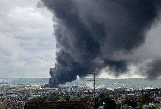 Une colonne de fumée s'élévant au dessus de l'usine Lubrizol à Rouen