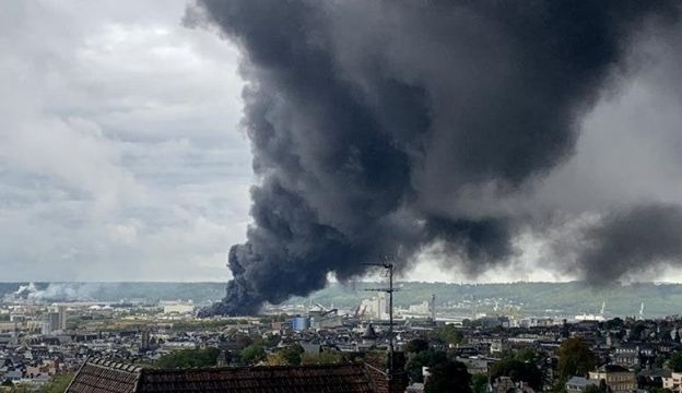Une colonne de fumée s'élévant au dessus de l'usine Lubrizol à Rouen