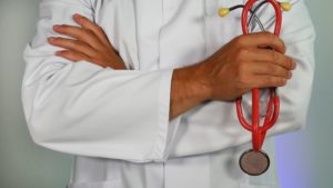 Un médecin tenant son stethoscope