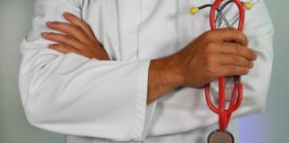 Un médecin tenant son stethoscope