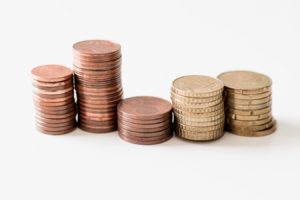 En France, les 10% de ménages les plus aisés disposent d'un patrimoine d'au moins 607700 euros, contre 3800 euros maximum pour les 10% de ménages les plus modestes.