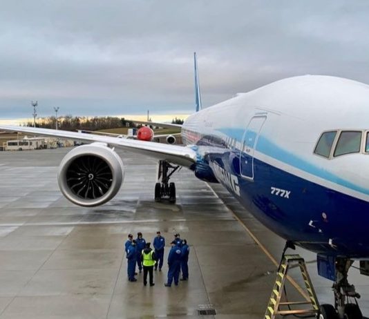 Le Boeing 777X sur la piste de décollage, le samedi 25 janvier 2020.