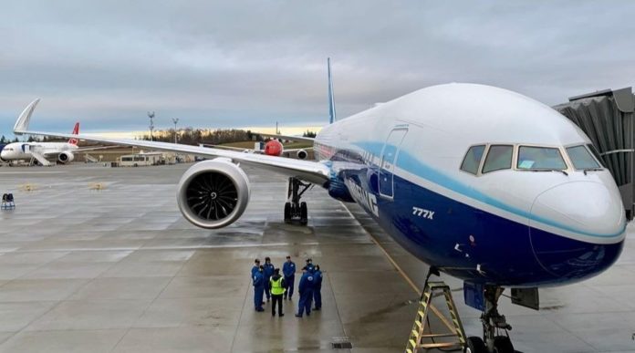 Le Boeing 777X sur la piste de décollage, le samedi 25 janvier 2020.