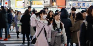 Des personnes dans une rue de Tokyo, au Japon.