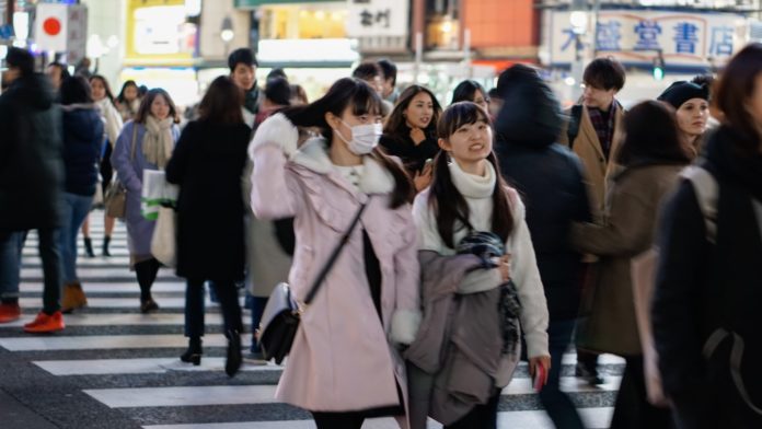 Des personnes dans une rue de Tokyo, au Japon.