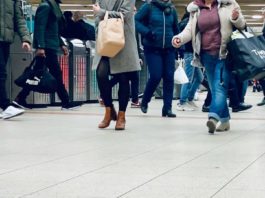 Des passagers dans une gare de la RATP, Paris (France).