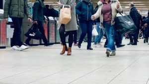 Des passagers dans une gare de la RATP, Paris (France).