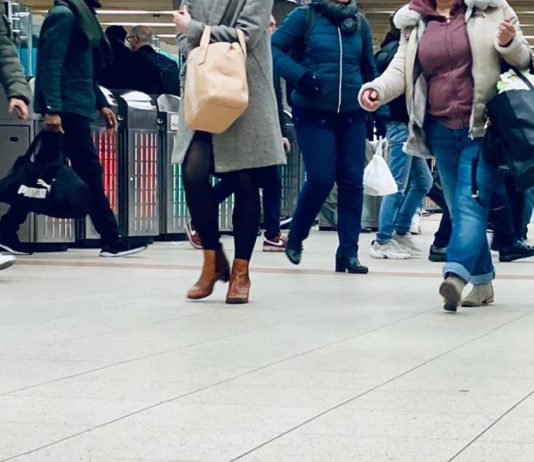 Des passagers dans une gare de la RATP, Paris (France).