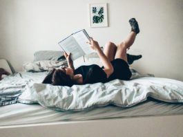 Une jeune fille sur son lit en entrant de lire (Paderborn, Allemagne).