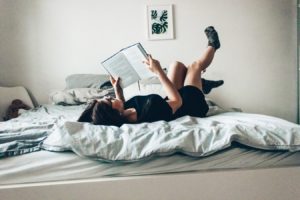 Une jeune fille sur son lit en entrant de lire (Paderborn, Allemagne).