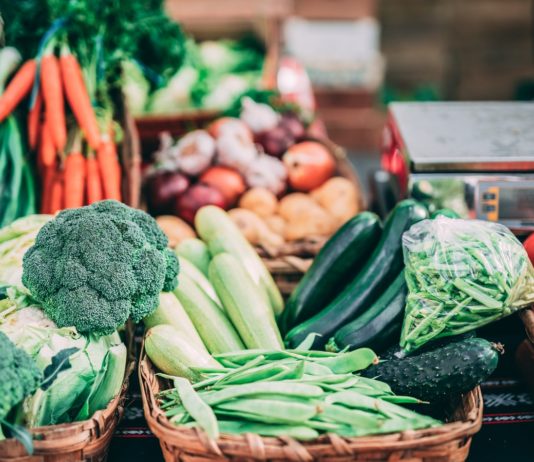 Des légumes et fruits en vente.