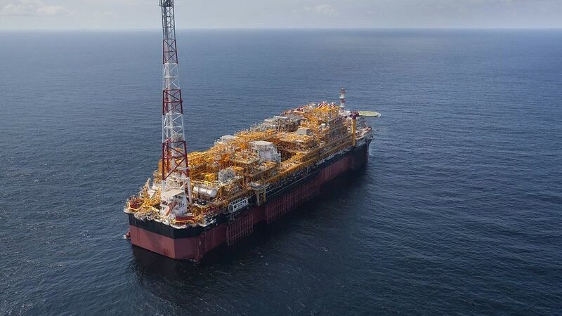 Pétrole : l’OPEP+ prolonge ses coupes de production, le baril bondit