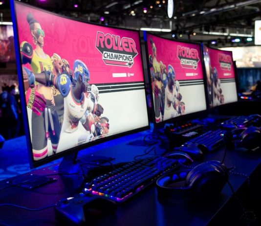 Des écrans et manettes de jeux vidéos (Photo : Ubisoft).