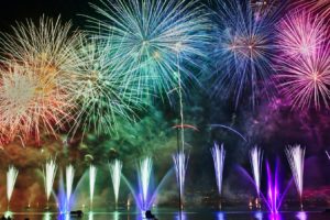 Un feu d'artifice tiré lors de la ”Fête du Lac” en 2017 à Annecy, en France.