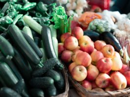 Des fruits et légumes sur un marché.