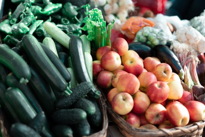 Des fruits et légumes sur un marché.