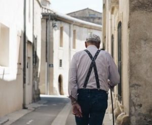 Un vieillard dans la rue, Italie.